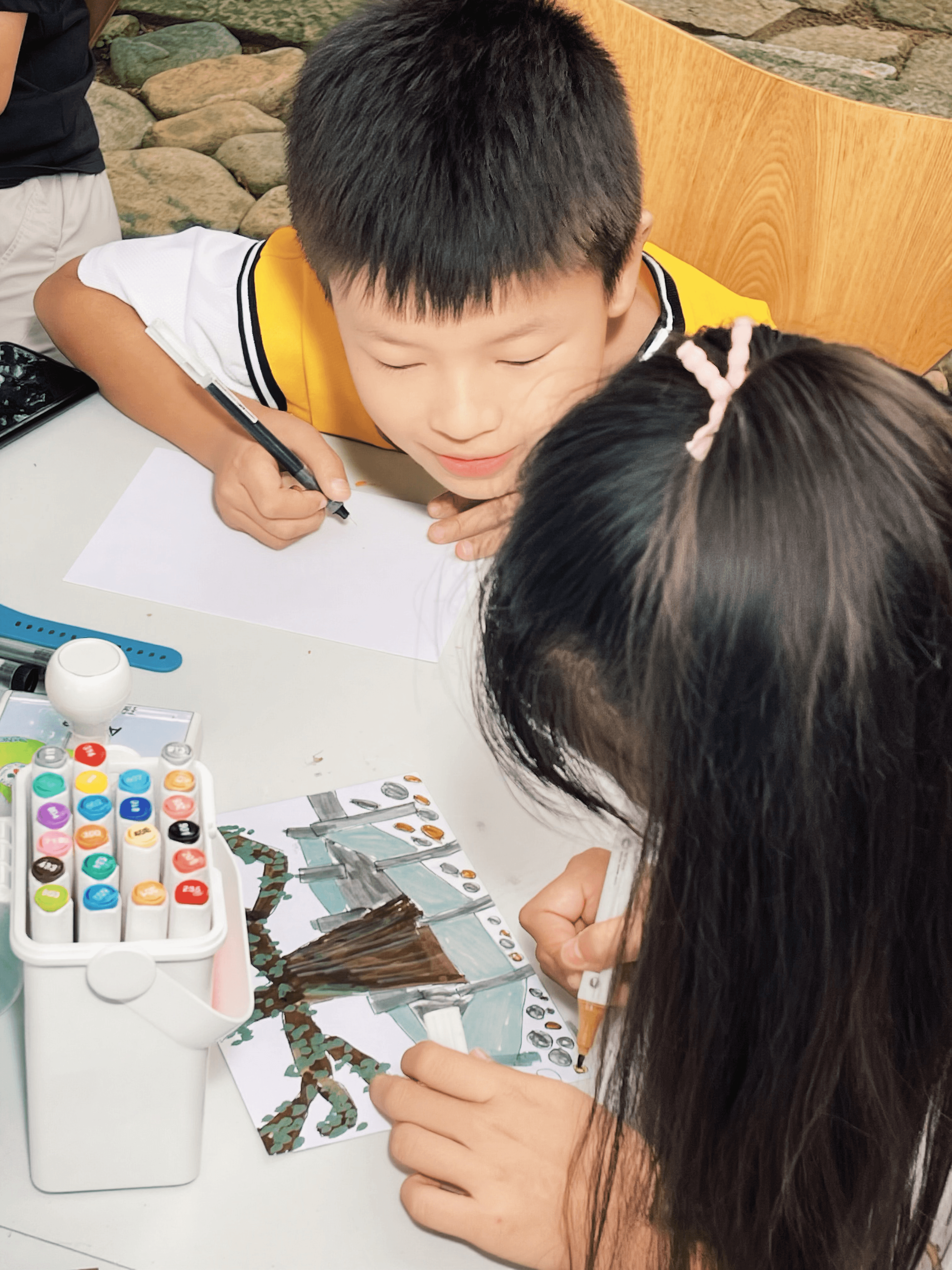 两个孩子在画画